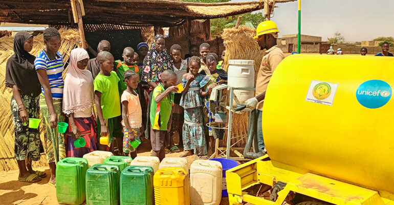 Water trucking par Tricycle dans une école à kaya