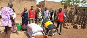 remise de kits alimentaire pour les porcins